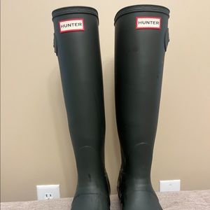 Like New- Original Tall Hunter Rain boots size 8